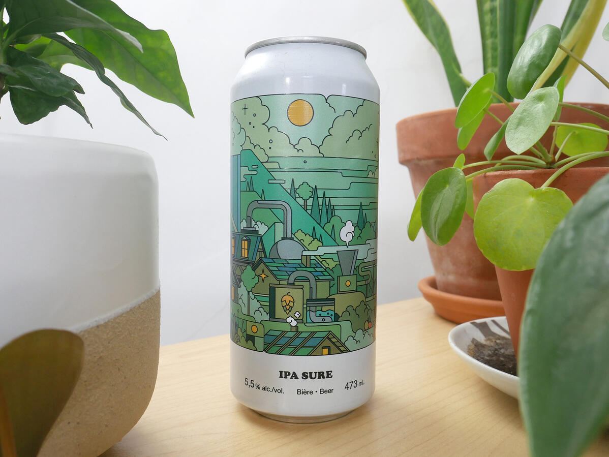 Une canette de bière avec un visuel de Lucas Saenger. Le visuel montre une ville brasserie dans des tons de verts.