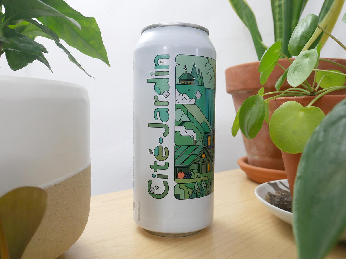 Une canette de bière avec un visuel de Lucas Saenger. Le visuel montre une ville brasserie dans des tons de verts.