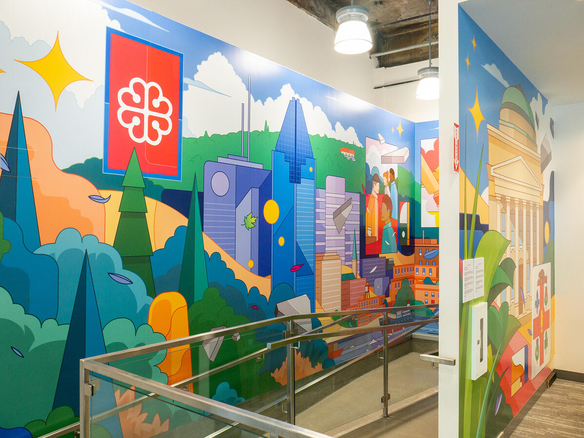 Une murale imprimée de l'artiste Lucas Saenger, représentant des bâtiments de Montréal ainsi que sa canopée.