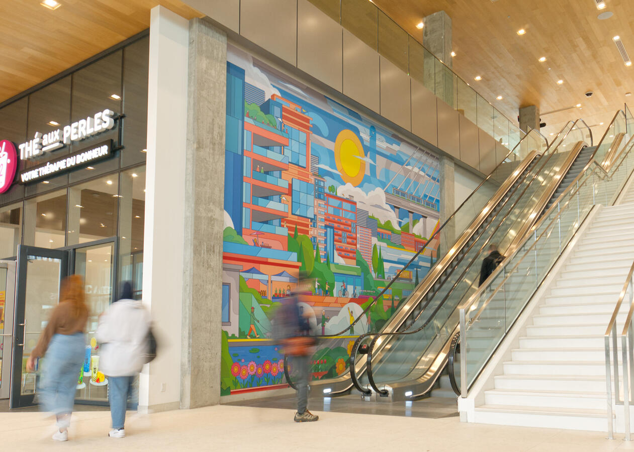 Une murale réalisée par Lucas Saenger, imprimée en grand format au Solar Uniquartier à Brossard. On y voit des bâtiments colorés et un paysage rappelant les ciels et montagnes de Montérégie.